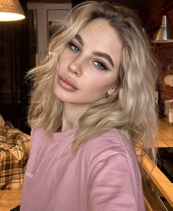 У меня есть все, что ты ищешь - страсть, расслабление и несколько приятных сюрпризов. Познакомься с моими услугами - от ласковых массажей до воплощения самых сокровенных фантазий. Мои возможности безграничны, я никогда не оставлю тебя равнодушным. Все, что я делаю, - с любовью и страстью. Обожаю радовать мужчин и слушать положительные отзывы. Доверься моим искусствам и окунись в мир наслаждения. Заходи на мою страницу, чтобы увидеть мои фото. Доверься мне и ты не пожалеешь. До скорой встречи в Москве! 😉 12277, 21 год